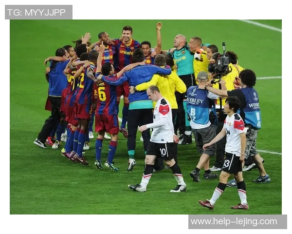 破足球图片展现运动激情与团队精神的完美结合与挑战