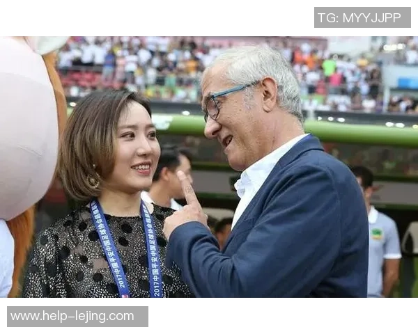 足球场上的美女与车内私密瞬间尽显魅力与风采